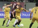 kapten-bhayangkara-fc-indra-kahfi-ardhiyaksa-berduel-eero-markkanen.jpg