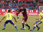 kapten-kesebelasan-psm-makassar-wiljan-pluim-berusaha-melewati-lawannya-1192020.jpg