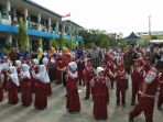 kartini-ottong-bersama-sejumlah-murid_20181101_120157.jpg