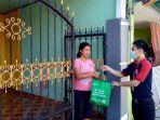 karyawan-alfamidi-mengantarkan-orderan-langsung-ke-rumah-pelanggan.jpg