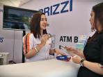 karyawan-bri-memperlihatkan-kartu-brizzi-di_20161115_212732.jpg