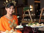 karyawan-hotel-harper-memperlihatkan-spesial-menu-baru-yang-dirilis.jpg