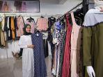 karyawan-memperlihatkan-salah-satu-koleksi-alkayya-makassar.jpg