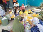 karyawan-rumah-sakit-mitra-manakarra-mamuju-memilah-obat-obatan.jpg