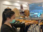 karyawan-tenant-tengah-membenahi-pakaian-yang-terdisplay-1262021.jpg