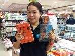 karyawati-gramedia-mari-memegang-beberapa-buku-terlaris.jpg