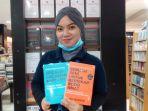 karyawati-gramedia-mari-menunjukkan-dua-buku-promo-spesial-amedi-payday.jpg
