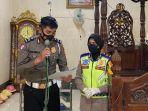 kasat-lantas-polres-pinrang-akp-dharmawaty-bersama-personel-saat-memberikan-imbauan.jpg