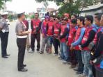 kasat-lantas-polres-sidrap-akp-ihksanuddin-sosialisasi-taat-lalu-lintas-kepada-tukang-bentor_20160205_202908.jpg