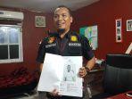 kasat-reskrim-polres-mamuju-akp-syamsuriansyah-memperlihatkan-berkas-perkara.jpg