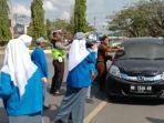 kasi-pidsus-kejaksaan-jeneponto-saut-mulatua-menempelkan-stiker.jpg