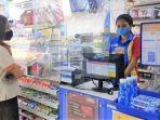 kasir-indomaret-sedang-melayani-pelanggan-2182021.jpg