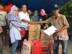 kasrudi-dan-nunung-dasniar-menyerahkan-bantuan-kepada-korban-kebakaran.jpg