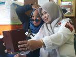 kasubag-teknis-dan-humas-kpu-bone-rita-febrianti-bersama-elis-manis.jpg