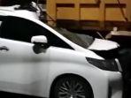 kecelakaan-mobil-toyota-alphard-tabrak-truk-1-1682023.jpg