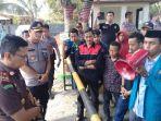 kejari-ramadiyagus-didampingi-kapolres-temui-pengunjuk-rasa-di-jl-sultan-hasanuddin.jpg