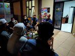 keluarga-kamaruddin-korban-dugaan-pembunuhan-berdiskusi-dengan-pihak-dokpol-biddokkes.jpg