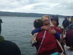 keluarga-korban-kapal-tenggelam-di-danau-toba_20180620_214605.jpg