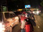 kemacetan-kendaraan-disekitar-spbu-mandetek-tana-toraja-selasa-862021-malam.jpg