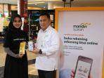 kemas-erwan-husainy-memperlihatkan-cara-membuka-rekening-online.jpg