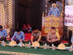 kemenag-sulsel-anwar-abu-bakar-memberi.jpg