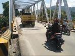 kendaraan-melintas-di-atas-jembatan-miring-perbatasan-palopo-dan-kabupaten-luwu.jpg