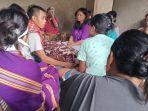 kepala-desa-buangin-pelipus-saat-disemayamkan-di-kediamannya-dikerumuni-kerabatnya.jpg