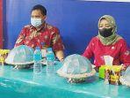 kepala-dinas-kesehatan-kabupaten-wajo-drg-armin-kerudung-hijau.jpg