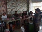 kepala-dinas-perindag-sulteng-moh-arif-latjuba-dua-dari-kiri-membuka-kegiatan-pelatihan-roasting.jpg
