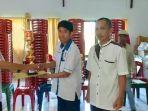 kepala-dinsos-barru-andi-makmun-menyerahkan.jpg