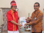 kepala-kanwil-ditjen-perbendaharaan-provinsi-sulsel-sudarmanto-menyerahkan-hasil-kajian.jpg