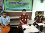 kepala-kejaksaan-negeri-sinjai-ajie-prasetya-saat-jumpa-pers-penetapan-tersangka-proyek-trotoar.jpg
