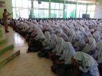 kepala-sekolah-smk-1-pangkep-muh-nurdin-b-memberikan-materi-di-depan-ratusan-siswa-baru.jpg