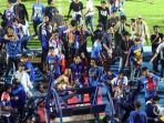 kericuhan-suporter-arema-fc_20181011_193135.jpg