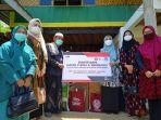 kerukunan-istri-karyawan-semen-tonasa-kikst-melakukan-penyerahan-bantuan-sosial2.jpg