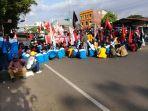 kerumunan-massa-di-depan-gedung-dprd-sulsel-jl-urip-sumoharjo-makassar-berkurang.jpg