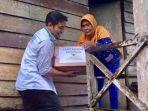 ketua-baznas-bulukumba-muhammad-yusuf-shandy-saat-membagikan-paket-bahagia-ramadan.jpg