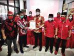 ketua-dpd-pdi-perjuangan-sulsel-menyerahkan-rekomendasi-1.jpg