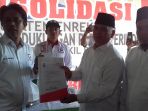 ketua-dpw-perindo-sulsel-saat-menyerahkan-surat-rekomendasi-dukungan-kepada-mb-asman-enrekang_20180423_163341.jpg