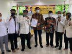 ketua-dpw-pks-sulsel-surya-dharma-menyerahkan-b1-kwk-kepada-adnan-kio.jpg