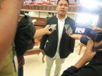 ketua-fraksi-pkb-dprd-kaltim-syafruddin-memakai-sepatu-gucci.jpg