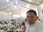 ketua-kloter-22-UPG-Makassar-Samuin-bersama-jamaah-haji-di-tenda-Padang-Arafah.jpg