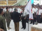 ketua-koni-sulawesi-selatan-sulsel-ellong-tjandra-saat-melantik-pengurus-baru-koni-pinrang_20180702_115129.jpg