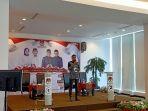 ketua-kpu-mamuju-hamdan-dangkang-saat-menyampaikan-sambutan-acara-debat-publik.jpg