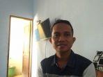 ketua-kpu-maros-syamsu-rizal-di-ruangannya.jpg