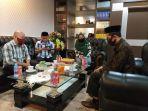 ketua-kpu-sulbar-dan-anggota-kpu-adi-arwan-diterima-ketua-dprd-sulbar-882020.jpg