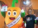ketua-kpu-tana-toraja-berswa-foto-bersama-katokkon-maskot-pilkada-2020-tana-toraja.jpg