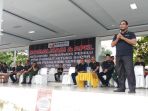 ketua-panwaslu-kabupaten-wajo-andi-bau-mallarangeng-menyampaikan-sambutan-saat-apel_20180625_123255.jpg