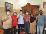 ketua-rt-01-rw-11-kelurahan-mapala-kecamatan-rappocini-sapruddin-daeng-lili-baju-merah.jpg