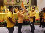 ketua-terpilih-dpd-ii-partai-golkar-kota-makassar-munafri-arifuddin-menerima-bendera-partai-golkar.jpg
